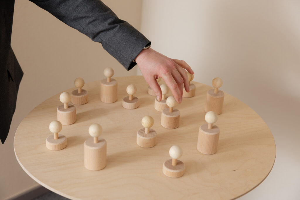 Eine Gruppe hölzerner Objekte mit runden Oberteilen.