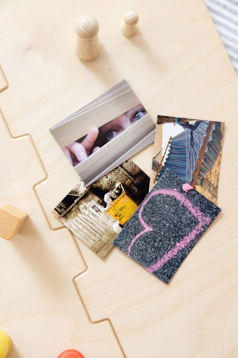 Ein Tisch, der verschiedene Fotos zeigt, die jeweils etwas anderes darstellen.