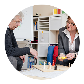 Katja Lauen erklärt einem Kunden eine Übung.