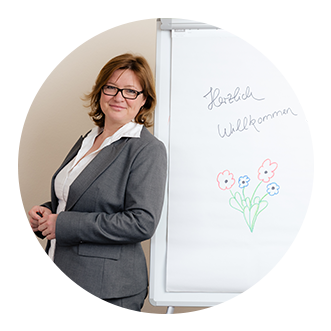 Coach Katja Lauen heißt willkommen.