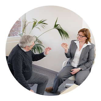 Katja Lauen erklärt einem Kunden eine wingwave Übung.