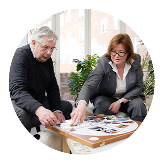 Katja Lauen erklärt einem Kunden eine Übung.