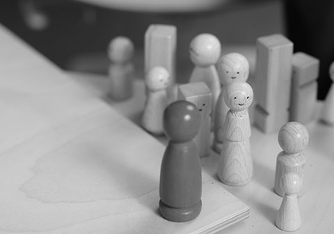 Eine Gruppe hölzerner Objekte mit runden Oberteilen.
