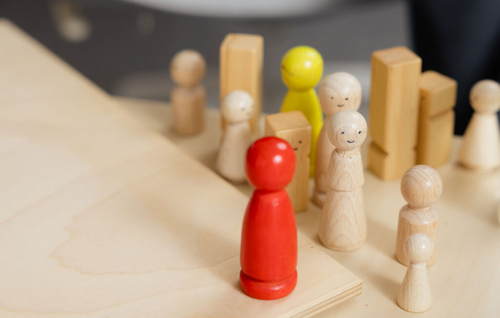 Eine Gruppe hölzerner Objekte mit runden Oberteilen.