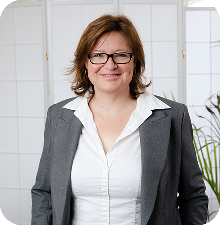 Coach Katja Lauen im Anzug und mit Brille.