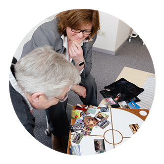 Katja Lauen erklärt einem Kunden eine Übung.