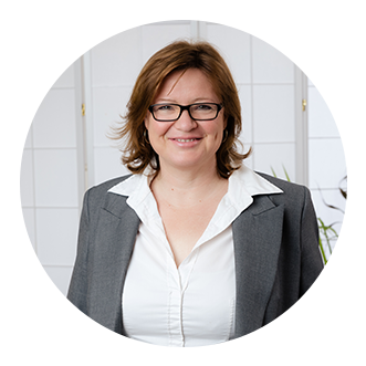 Coach Katja Lauen im Anzug und mit Brille.